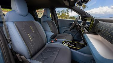 Fiat Grande Panda Hybrid Icon, gli interni con dettaglio sui sedili anteriori