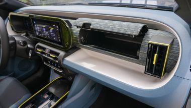 Fiat Grande Panda Hybrid Icon, il cassetto portaoggetti e la bocchetta di ventilazione