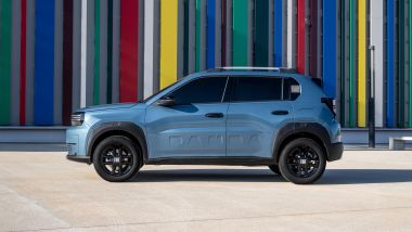 Fiat Grande Panda Hybrid Icon, vista laterale con il nome in bassorilievo