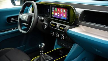 Fiat Grande Panda Turbo 100: l'abitacolo dai toni vivaci del nuovo modello