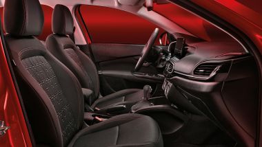 Fiat Tipo Cross Hybrid Red, gli interni