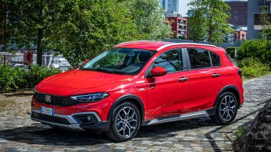 Fiat Tipo Cross Hybrid Red, vista 3/4 anteriore
