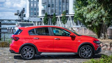 Fiat Tipo Cross Hybrid Red, vista laterale