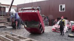 Il video folle dalla Russia: appendere una Lada a una gru con la colla
