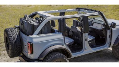 Ford Bronco: 2021: le portiere si possono rimuovere, così come il tetto, che sulla 4 porte può essere messo di tela