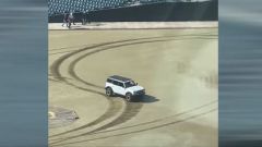 Video: Bronco sgomma in un campo da baseball, driver arrestato