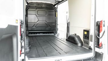 Ford E-Transit, il vano di carico regolare e ben rifinito