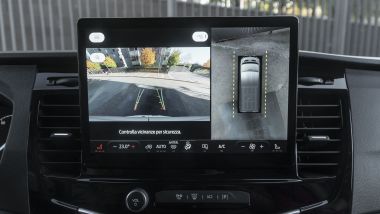 Ford E-Transit: la schermata delle telecamere di parcheggio a 360°