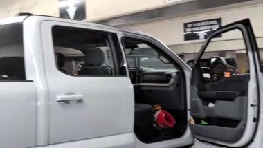 Ford F‑250 incastrata sotto un soffitto troppo basso in un garage di hotel a Las Vegas