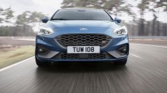 Ford Focus ST 2019: video prova al volante della benzina