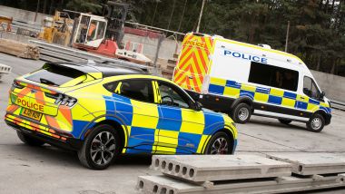 Ford Mustang Mach-E GT per la polizia UK, vista 3/4 posteriore