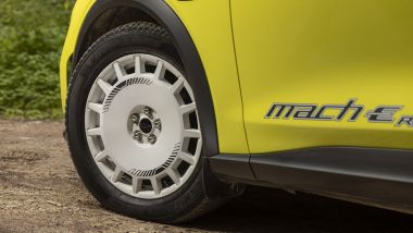 Ford Mustang Mach-E Rally, i cerchi in lega bianchi come nelle Ford da rally storiche