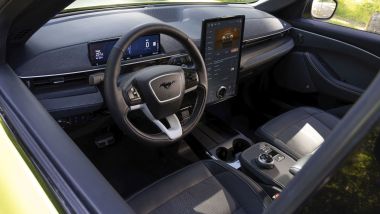 Ford Mustang Mach-E Rally, l'abitacolo con dettagli bianchi