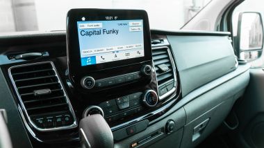 Ford Transit Custom Plug-in Hybrid: il display da 8'' ha la connettività Apple CarPlay e Android Auto