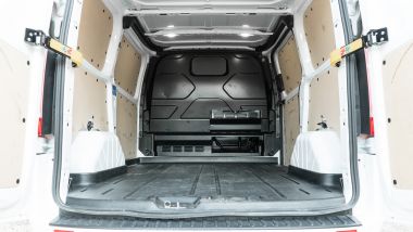 Ford Transit Custom Plug-in Hybrid: il vano di carico e la paratia alzata
