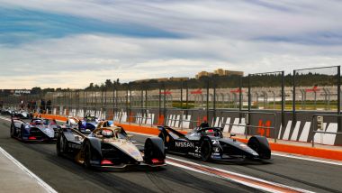 Formula E 2019-2020, test Valencia Day-3: le auto in fila in uscita dalla corsia dei box