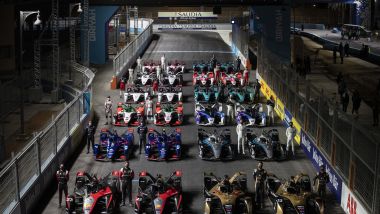 Formula E ePrix Ad Diriyah 2021: foto di gruppo con tutte le monoposto e i piloti in pista