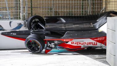 Formula E ePrix Ad Diriyah 2021: la Mahindra di Alex Lynn ribaltata a fine gara