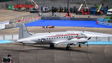 Formula E ePrix Berlino 2019, Tempelhof: una Audi sfreccia a fianco di un vecchio aeroplano