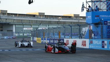 Formula E ePrix Berlino-5 2020: René Rast (Audi) precede sul traguardo André Lotterer (Porsche)