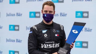 Formula E ePrix Berlino-6 2020: Stoffel Vandoorne (Mercedes) con il trofeo della pole position