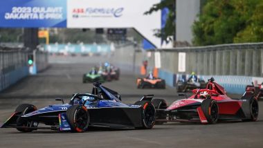 Formula E ePrix Jakarta 2023: Maximilian Gunther (Maserati) in lotta con Jake Dennis (Andretti-Porsche) | Foto: Fia Formula E