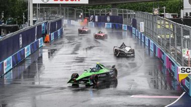 Formula E ePrix Londra 2023: Nick Cassidy (Envision-Jaguar) davanti a Mitch Evans (Jaguar) | Foto: Fia Formula E
