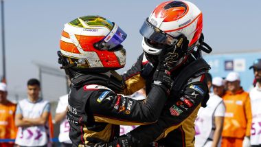 Formula E ePrix Marrakech 2020: l'abbraccio dopo il traguardo tra Da Costa e Vergne (DS Techeetah) 