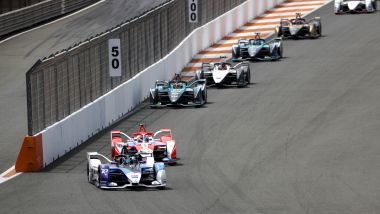 Formula E ePrix Valencia 2021: Jake Dennis (Bmw i Andretti Motorsport) davanti ad Alex Lynn