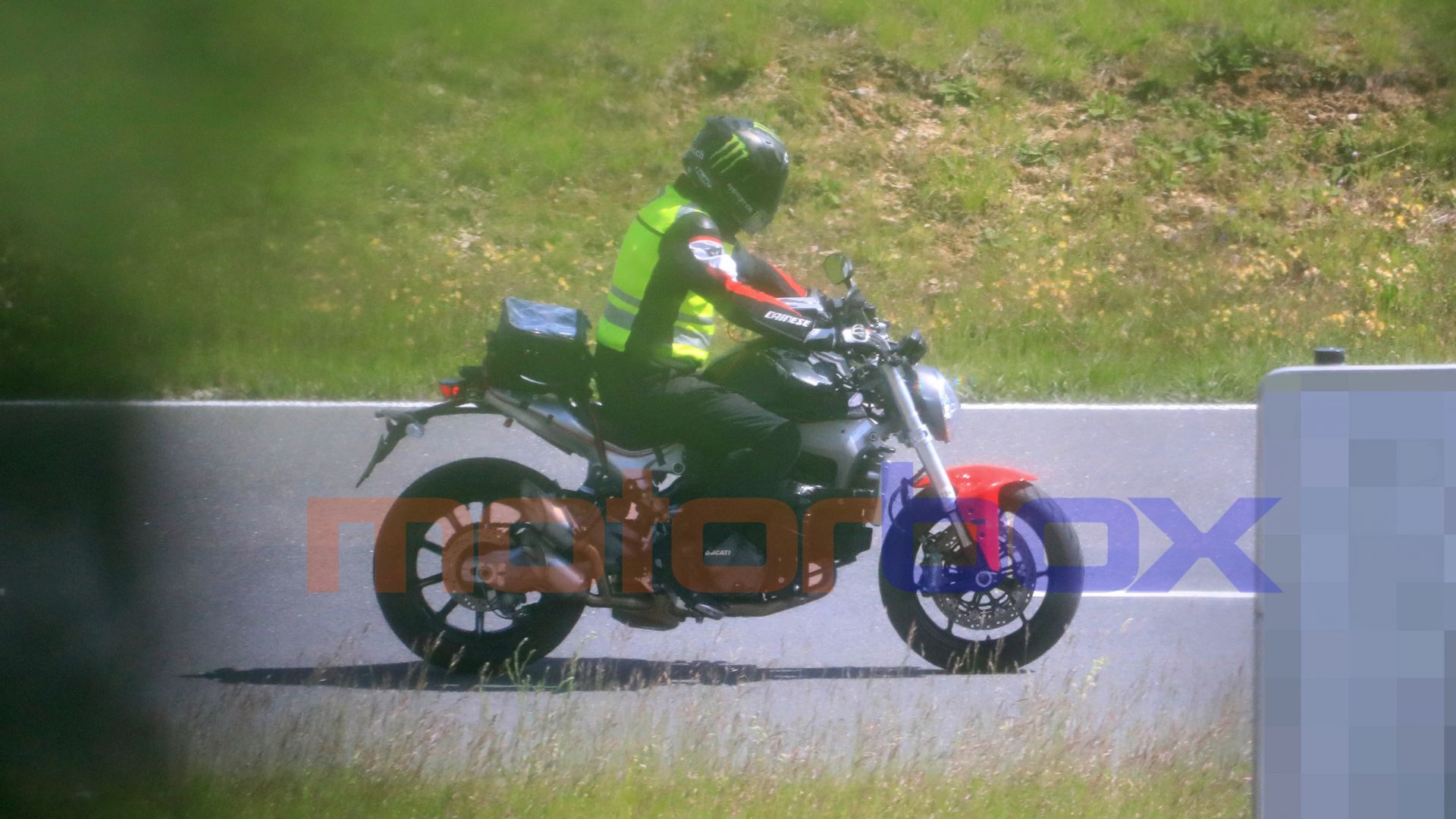 Foto spia Ducati Monster 2022 dettagli foto telaio 