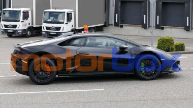 Foto spia di Lamborghini Huracan Sterrato: visuale laterale