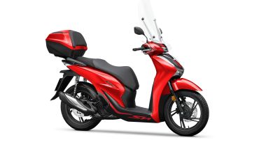 Gamma colori Honda 2023: lo scooter SH 350i in rosso con bauletto e parabrezza