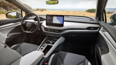 Gamma elettrificata Skoda: l'abitacolo accogliente e ben rifinito di Elroq