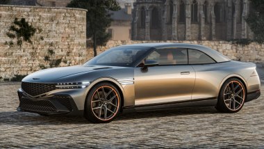 Genesis X Gran Convertible: con l'hard top sollevato mostra uno stile audace