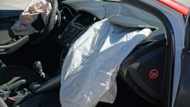 Gli airbag di un'auto esplosi dopo un incidente