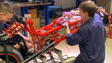 Gli studenti del Politecnico di Mosca al lavoro sulla EMP Mig X, la moto elettrica da record