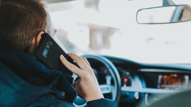 GM dice addio ad Apple CarPlay e Android Auto: chi parla in auto col telefono in mano