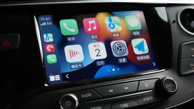 CarPlay contro Android Auto: la battaglia si sposta in auto