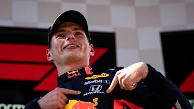 GP Austria 2019, Red Bull Ring: Max Verstappen (Red Bull Racing) vince e indica il logo Honda 