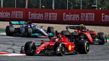 GP Austria 2022, Spielberg: Charles Leclerc e Carlos Sainz (Ferrari) davanti a George Russell (Mercedes)