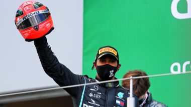 GP Eifel 2020, Nurburgring: Lewis Hamilton (Mercedes AMG F1) sul podio con il casco di Schumacher