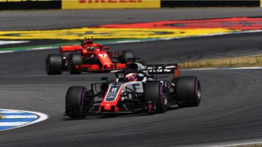 GP Germania 2018, Romain Grosjean su Haas seguito dalla Ferrari di Kimi Raikkonen