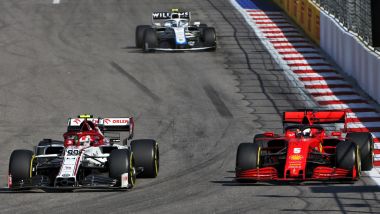GP Russia 2020, Sochi: Giovinazzi (Alfa Romeo) tiene dietro Vettel (Ferrari)