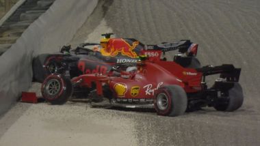 GP Sakhir 2020, il pasticcio di Charles Leclerc (Ferrari) che causa il ritiro di Max Verstappen (Red Bull)