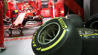 GP Singapore 2019, Marina Bay, pneumatici Pirelli davanti alla Ferrari di Charles Leclerc