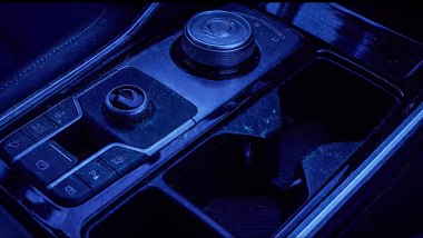 Gruppo Hyundai: progetto per la sanificazione dell'abitacolo, qui una console sporca