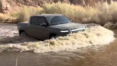 Video: cosa succede se guado fiume con fuoristrada elettrico?