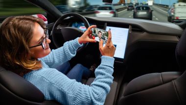 Guardare lo smartphone mentre (non) guidi: il sogno di tanti