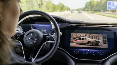 Guardi un film e l'auto guida da sola: succede col Drive Pilot di Mercedes