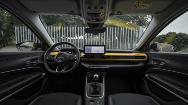 Guida all'acquisto Urban SUV: Jeep Avenger la plancia con finiture gialle